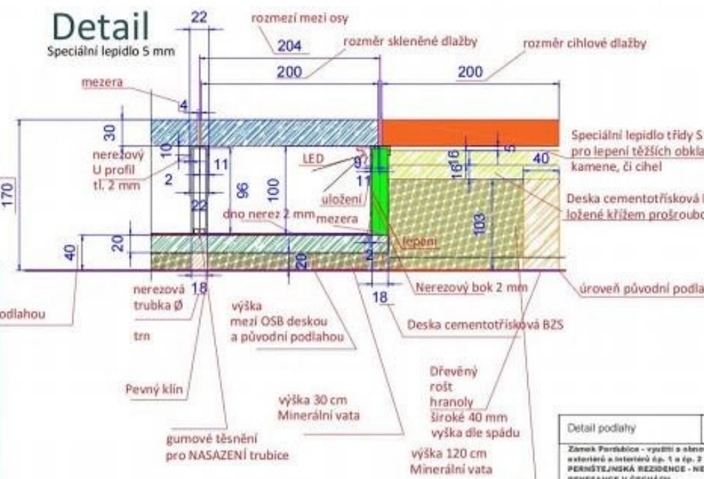 Detail skladby podlahy se skleněnou dlažbou a LED osvětlením
